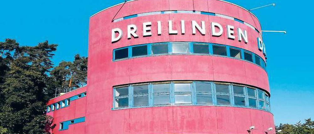 Die frühere Raststätte Dreilinden in West-Berlin wurde vor dem Grenzübergang in die ehemalige DDR errichtet. 