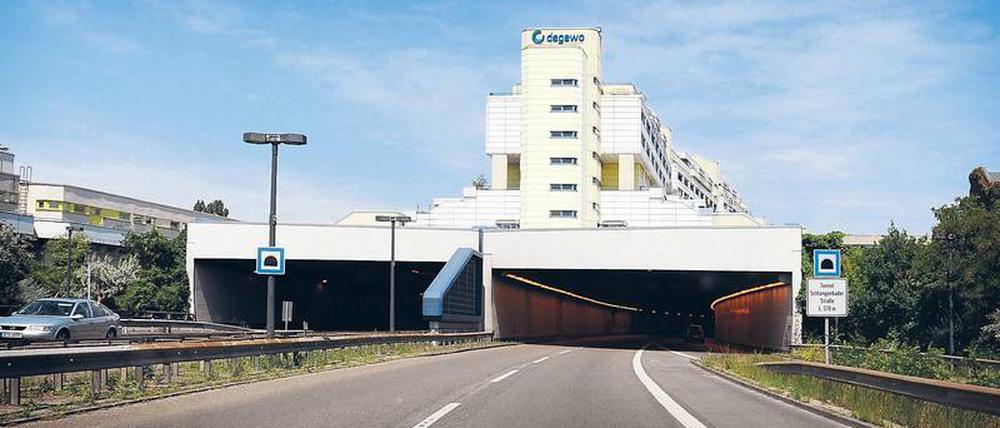 Vorzeigeprojekt. Die Autobahnüberbauung Schlangenbader Straße („Schlange“) wurde im beengten Westberlin der 1970er Jahre gebaut. 