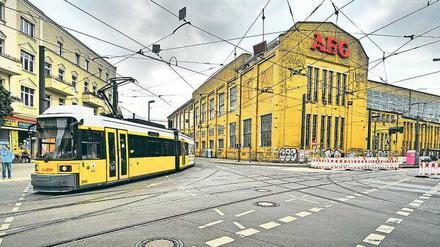 In den gelben Rathenau-Hallen, benannt nach AEG-Gründer Emil Rathenau, siedelten sich Gewerbetreibende und Künstler an. 