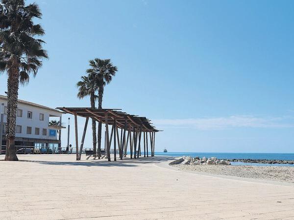 Spanien, Palma de Mallorca: Der Strand von Es Molinar ist menschenleer zu sehen. Im Kampf gegen die Corona-Pandemie macht Spanien weiter Fortschritte.  