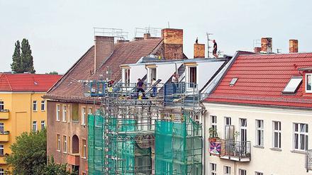 Dachgeschossausbauten werden durch den Beschluss des Oberverwaltungsgerichts Berlin-Brandenburg erleichtert. Es kommt bei der Beurteilung der geplanten Baumaßnahme im ehemaligen Westteil Berlins nicht länger auf die unmittelbare Umgebung an, sondern auf den gesamten Kiez.