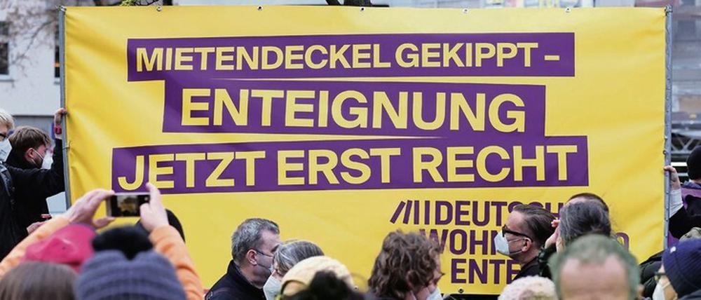 In Berlin wurde die Karlsruher Entscheidung am Donnerstag in einer Demonstration mit neuen Forderungen nach der Enteignung großer Wohnungskonzerne quittiert. 