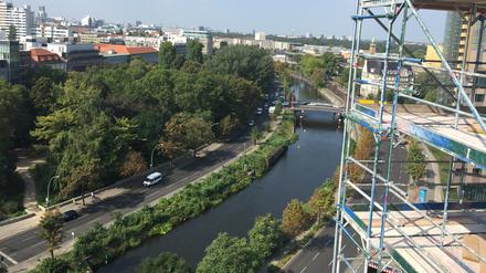 Zwischen Landwehrkanal und Potsdamer Platz entstand ab 2015 das inzwischen fertiggestellte Wohnungsbauprojekt „High Park“.  Hochpreisiger Wohnraum entsteht in Berlin allerorten, wie in diesem Gebäude, das sich wie ein U über dem U-Bahnhof Mendelssohn-Bartholdy-Park erhebt. 