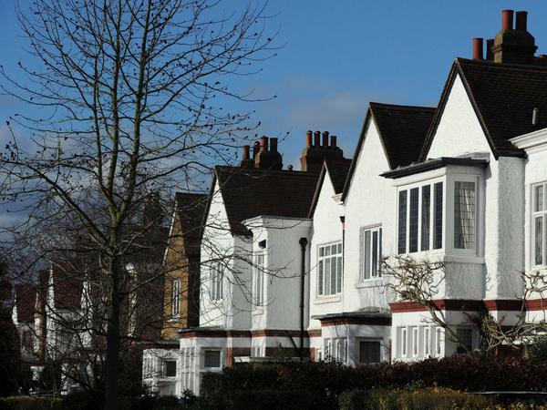 Häuserzeile in London: Immobilien der Hauptstadt gehört zu den gefragtesten weltweit.