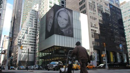 Das Portrait von Ehefrau Patricia Landeau prangt an der Seite eines Wolkenkratzers mitten in Manhattan. 