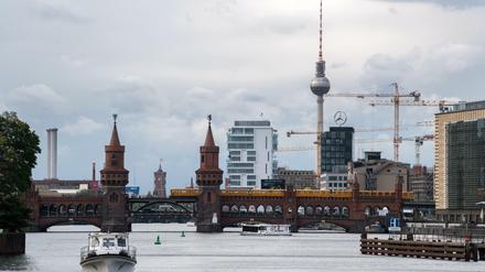 In Berlin werden bezahlbare Wohnungen gebraucht, doch es entstehen vor allem teure, wie der Wohnturm "Living Levels" (i.d. Mitte).