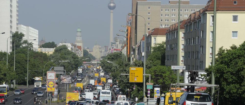 Auf Pendler kommen nicht nur - wie hier auf der B1 in Berlin auf der Brücke in Lichtenberg - mehr Staus zu. Es wird auch teurer, in Berlin zu parken.