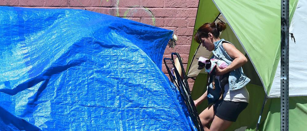 Zelt am Straßenrand. In L. A. County stieg die Zahl der Obdachlosen im vergangenen Jahr auf 58 000 Menschen.