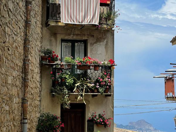 Auf auf Sizilien werden die Sommer immer heißer. Im August 2021 wurde hier - in der Provinz Siracusa - mit 48,8 Grad Celsius ein europäischer Hitzerekord gemessen. Vorne rechts liegt der Ferienort Cefalu mit dem Burgberg Rocca.