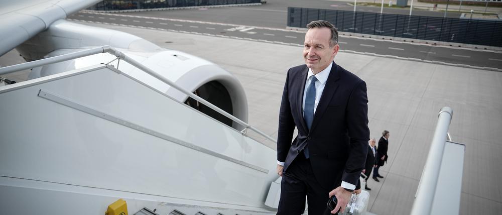 Volker Wissing (FDP), Bundesminister für Verkehr und Digitales, geht auf dem militärischen Teil des Flughafens BER Berlin-Brandenburg zum Airbus A350 der Luftwaffe (Symbolbild).