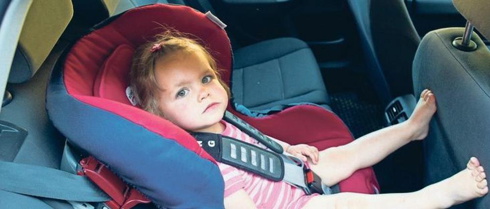 Die damals zweijährige Mia sitzt 2012 angeschnallt in einem Autokindersitz (Archivbild).