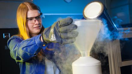 Chemie-Doktorandin Rhea Christodoulou an ihrem Profilreaktor "Argos Panoptes".