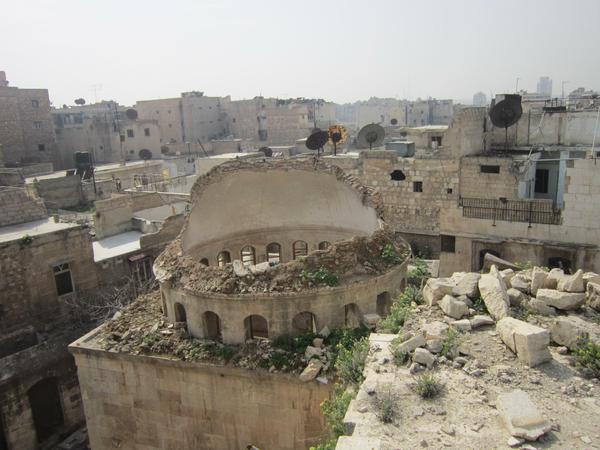 Eine kriegszerstörte Madrasa in Aleppo.