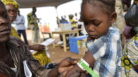 Impfkampagnen, wie hier von „Ärzte ohne Grenzen“ in der Hauptstadt der Zentralafrikanischen Republik Bangui vor Corona, wurden während der Covid-19-Pandemie vielfach unterbrochen - was das Leben vieler tausend Kinder gefährdet. 