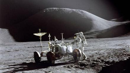 Fahren wir offen? Die Mondautos, hier das erste von Apollo 15, sahen aus wie Buggys. Dabei waren zunächst große Kabinenfahrzeuge geplant gewesen. Doch die passten nirgends rein. Also wurde es ein zusammenfaltbares Minimalfahrzeug.