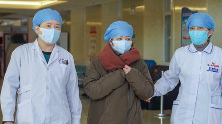 Manche sterben, andere - wie diese Patientin in Changchun - überstehen die Infektion mit 2019-nCoV. Wie groß die Gefahr ist, die von dem neuen Coronavirus ausgeht, lernen Forscher gerade erst.