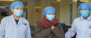 Manche sterben, andere - wie diese Patientin in Changchun - überstehen die Infektion mit 2019-nCoV. Wie groß die Gefahr ist, die von dem neuen Coronavirus ausgeht, lernen Forscher gerade erst.