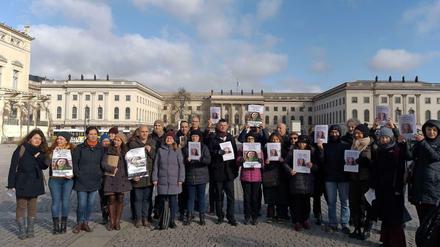 Protest der türkischen Akademiker für den Frieden auf dem Bebelplatz vor der Humboldt-Universität.