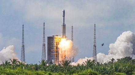 Die „Langer Marsch 7-Y6“-Rakete startet am 12. November 2022 vom Raumfahrtbahnhof Wenchang in der südchinesischen Provinz Hainan.