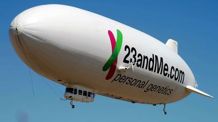 Zeppelin mit 23andMe-Werbung