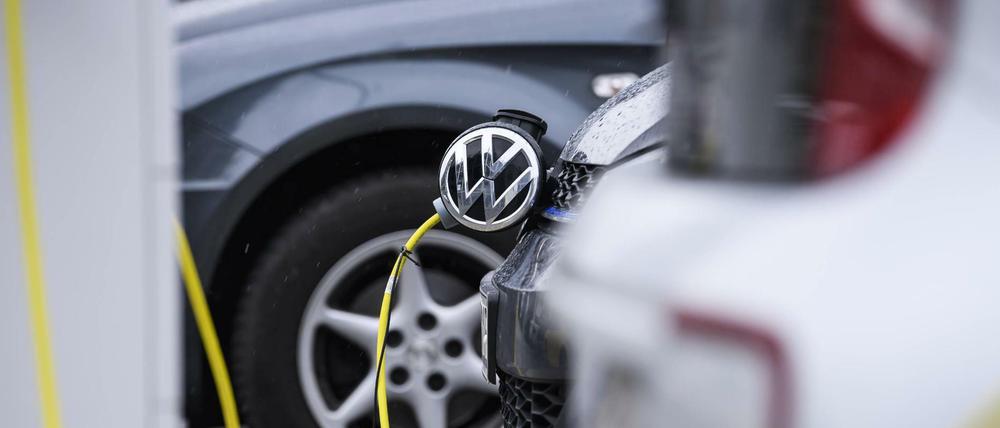 Ein E-Auto von VW lädt vor dem Volkswagen-Werk in Wolfsburg. 