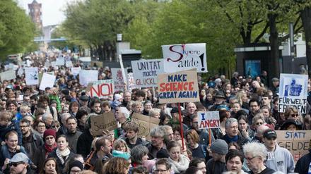 Etwa viertausend Menschen nahmen an der Demonstration "March for Science" in Berlin teil.