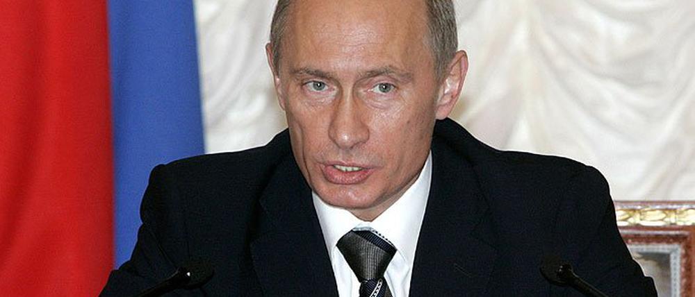 "Die Russen kommen hier nicht mit Kalaschnikow und mit Panzern her, sondern Russland bringt das Geld mit." (Der russische Präsident Wladimir Putin im Oktober zu Investitionen russischer Unternehmen in Deutschland.)