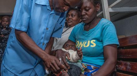 Ein Stich gegen Malaria: Vor fast genau zwei Jahren, am 23. April 2019, starteten in Malawi Tests des damals besten, aber nur 30 Prozent wirksamen RTS,S-Vakzins gegen Malaria. Doch jetzt gibt es einen weit besseren Impfstoff.