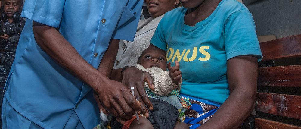 Ein Stich gegen Malaria: Vor fast genau zwei Jahren, am 23. April 2019, starteten in Malawi Tests des damals besten, aber nur 30 Prozent wirksamen RTS,S-Vakzins gegen Malaria. Doch jetzt gibt es einen weit besseren Impfstoff.