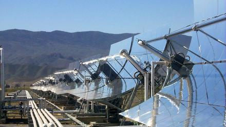 Spiegelkabinett. Zentraler Teil der Forschungsplattform in Spanien ist das große Solarturmkraftwerk. Dort wird das Sonnenlicht von 300 Spiegeln zu einem Punkt an der Turmspitze gelenkt. Die Spiegel werden alle vier Sekunden dem Sonnenstand angepasst.