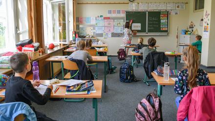 Fenster auf, Türen auf - wie hier in einer Grundschule im brandenburgischen Eisenhüttenstadt - ist zurzeit gängige, pandemiebedingte Praxis in vielen Klassenräumen Deutschlands.
