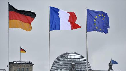 Die deutsche und französische Fahne wehen am Reichstag zu Ehren des Freundschaftsvertrags von Elysée, der 1963 zwischen den beiden Ländern geschlossen wurde.