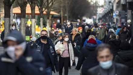 Am Tag vor dem harten Lockdown in Berlin im Dezember drängten noch einmal viele Menschen in Geschäfte.