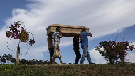 Verwandte tragen den Sarg mit den sterblichen Überresten eines an Covid-19 Verstorbenen zu einer Begräbnisstätte in Iquitos in Peru. Südamerika ist trotz des vergleichsweise jungen Alters der Bevölkerung schwer von der Pandemie betroffen.