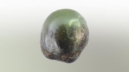 Kleiner grüner Stein. Dieser Mikrometeorit ist mit seinen 0,2 Millimetern Durchmesser kaum mit bloßem Auge zu erkennen - und deshalb hier in stereomikroskopischer Aufnahme zu sehen. Er stammt von einem Dach in Berlin. 