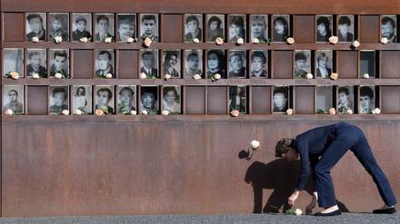 An der Gedenkstätte Berliner Mauer werden Blumen für die Opfer des SED-Regimes niedergelegt. 