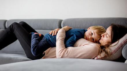 Gerade kleine Kinder brauchen körperliche Nähe, vor allem wenn sie krank sind.
