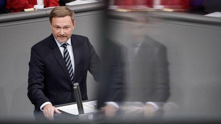 Bundesfinanzminister Christian Lindner (FDP) verteidigt den Nachtragshaushalt im Bundestag. 