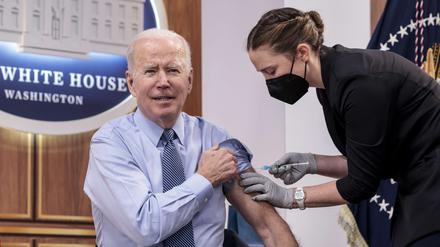 WASHINGTON, DC - MARCH 30: U.S. President Joe Biden receives a fourth dose of the Pfizer/BioNTech Covid-19 vaccine in the South Court Auditorium on March 30, 2022 in Washington, DC. Before receiving his second booster shot President Biden gave remarks call on Congress to pass further legislation to provide more funding to aid the Covid-19 pandemic response.   Anna Moneymaker/Getty Images/AFP
== FOR NEWSPAPERS, INTERNET, TELCOS & TELEVISION USE ONLY ==