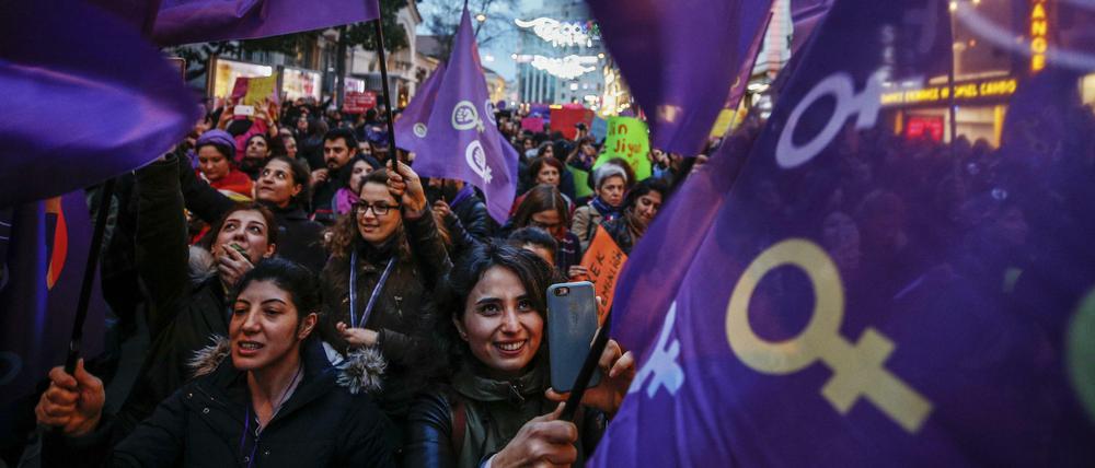 Demonstrantinnen ziehen am Internationalen Frauentag 2017 in einem Protestmarsch durch Istanbul. 
