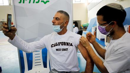 Ein Mann wird in Israel gegen das Coronavirus geimpft.