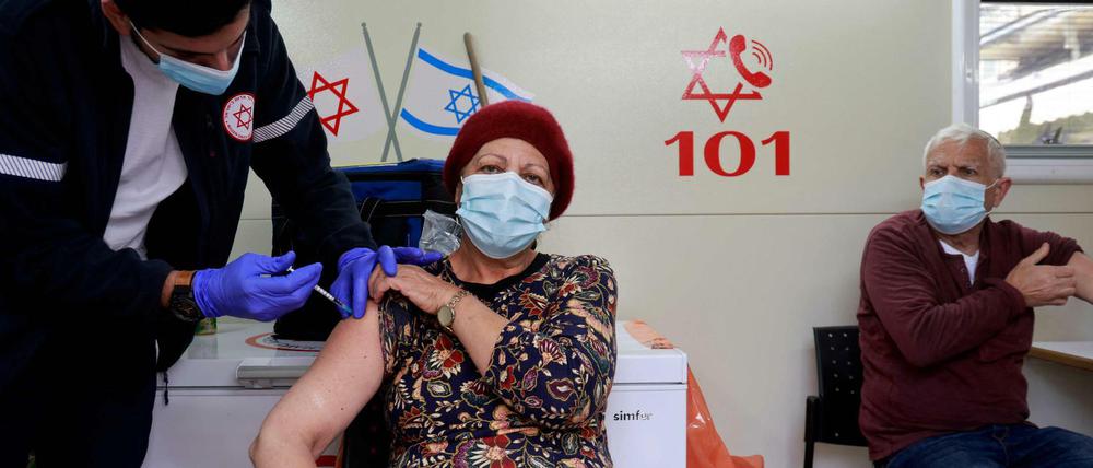 In Israel zeigt das Impfprogramm mit dem Vakzin von Biontech/Pfizer Wirkung: Ersten Berichten zufolge sinken seit Anfang Februar die Fallzahlen bei den über 60-jährigen Geimpften dramatisch.