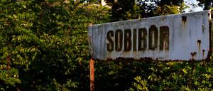 Ein verrostetes Straßenschild in der Nähe des ehemaligen Vernichtungslagers weist auf den Ort Sobibor hin.