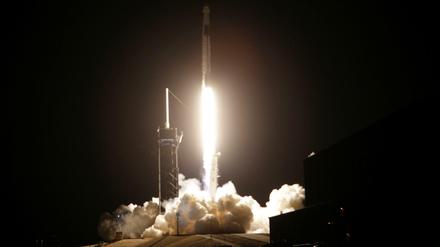 SpaceX ist zum ersten Mal für eine reguläre Mission ins Weltall gestartet