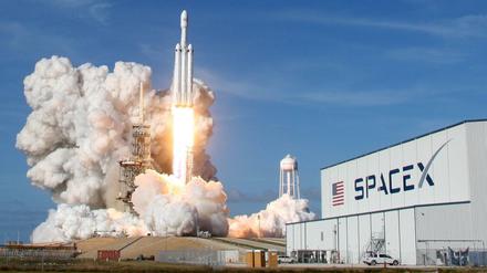 Jungfernflug ins All: Die Rakete Falcon Heavy der Firma SpaceX hebt ab. 
