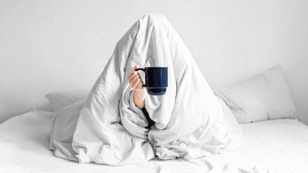 Kaffee kann nur kurzzeitig helfen, wach zu werden. Sobald der Koffeingehalt im Blut nachlässt, sorgt ein Botenstoff wieder langsam aber sicher für Müdigkeit.