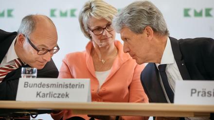 Hamburgs Bildungssenator Ties Rabe (SPD), Bundesbildungsministerin Anja Karliczek (CDU) und Helmut Holter (Linke), Thüringer Bildungsminister und KMK-Präsident, im Gespräch.