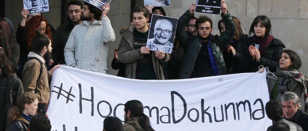Im Februar 2017 demonstrieren Lehrende und Studierende in Ankara gegen die Entlassung von Wissenschaftlern.
