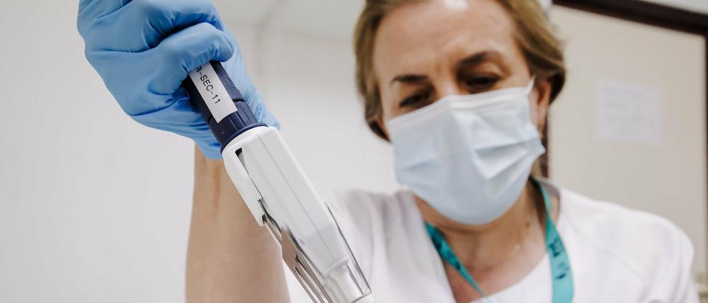 Eine Krankenschwester bereitet in einem Krankenhaus einen PCR-Tests zur Erkennung des Affenpockenvirus vor. 