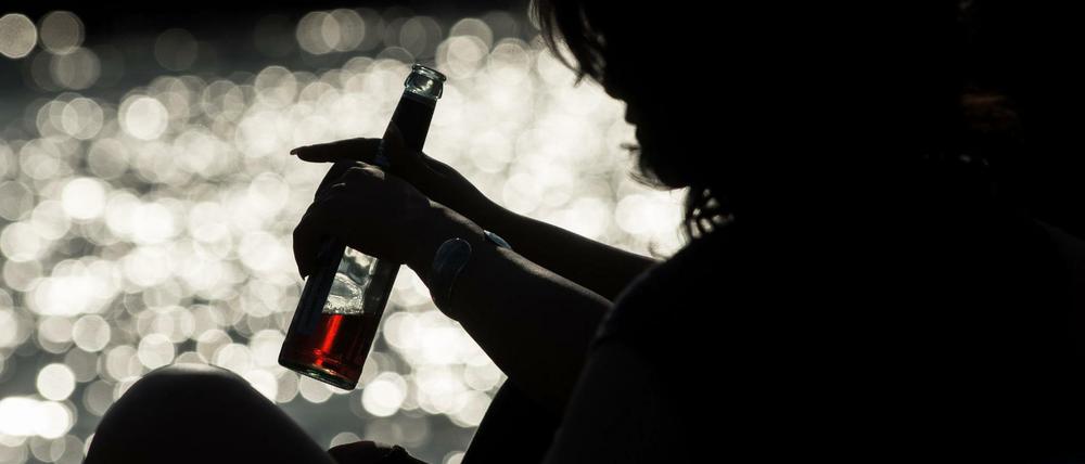 Gefährlich. Übermäßiger Alkoholkonsum kann schwere Erkrankungen zur Folge haben, bis hin zum Tod. In Deutschland sterben jährlich rund 74.000 Menschen an den Folgen von Alkohol. 